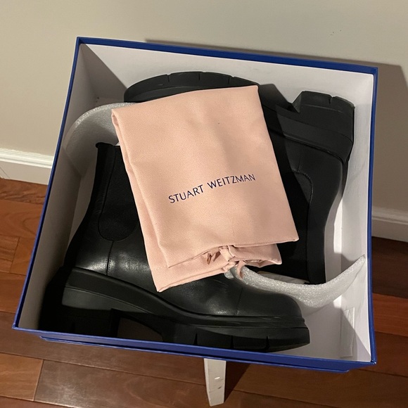 Stuart Weitzman Norah Chelsea Bootie in 9.5 WIDE (C width) - Picture 5 of 10